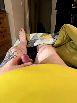 Snapshot of chatting on 4, 11, 2025 online show from 4, 11, 2025