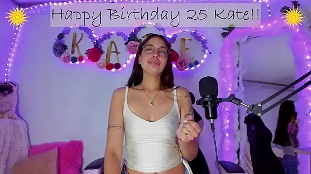 Snapshot of KATERAW chatting on 5, 4, 2026 KATERAW online show from 5, 4, 2026