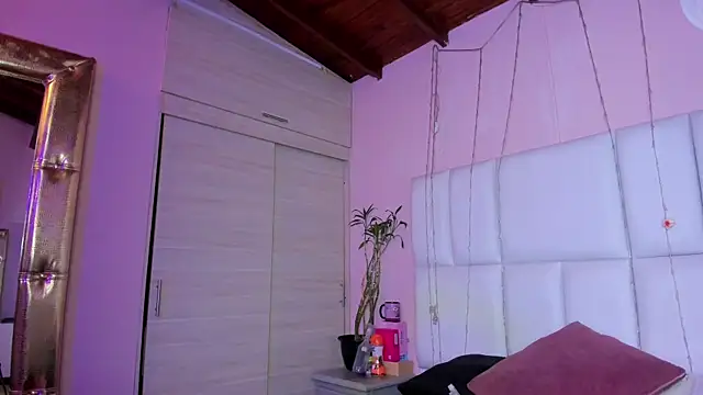 kiana cream online show from 25, 9, 2025