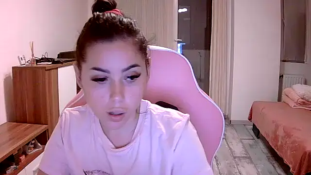 Snapshot of LovelyJulliette chatting on 6, 10, 2025 LovelyJulliette online show from 6, 10, 2025