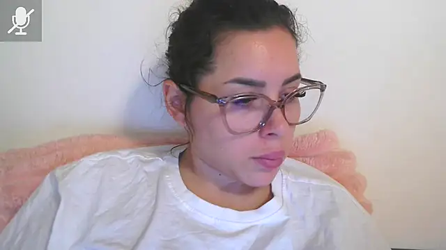 Snapshot of LovelyJulliette chatting on 8, 11, 2025 LovelyJulliette online show from 8, 11, 2025