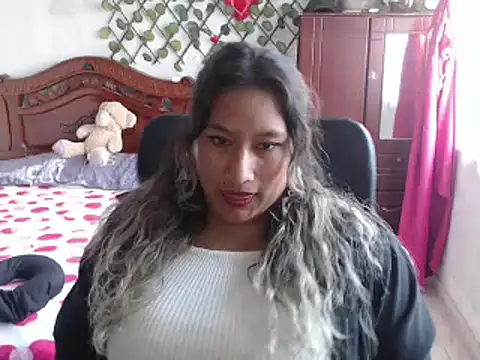 Snapshot of EmilyLove1014 chatting on 4, 1, 2025 EmilyLove1014 online show from 4, 1, 2025