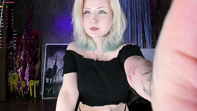 Snapshot of little_grinch666 chatting on 25, 12, 2024 little grinch666 online show from 25, 12, 2024