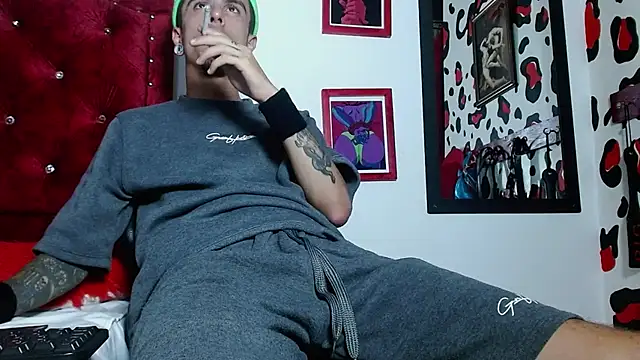 Snapshot of Aaron_BigDickxxx chatting on 4, 12, 2024 Aaron BigDickxxx online show from 4, 12, 2024