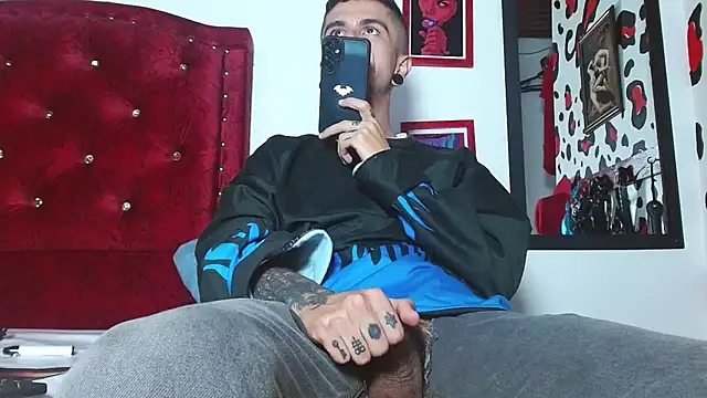 Snapshot of Aaron_BigDickxxx chatting on 11, 12, 2024 Aaron BigDickxxx online show from 11, 12, 2024