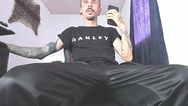 Snapshot of Aaron_BigDickxxx chatting on 1, 6, 2026 Aaron BigDickxxx online show from 1, 6, 2026
