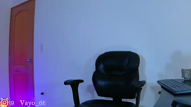 Snapshot of vayolett01_dakotta chatting on 14, 2, 2025 vayolett01 dakotta online show from 14, 2, 2025