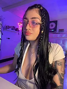 Snapshot of lucianaroy chatting on 19, 4, 2026 lucianaroy online show from 19, 4, 2026