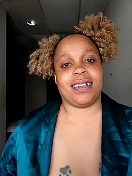 Snapshot of THESHORTQUEEN chatting on 4, 11, 2025 THESHORTQUEEN online show from 4, 11, 2025