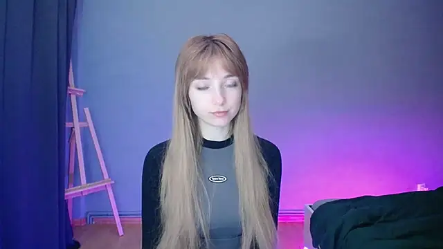 Snapshot of LuciaYoung chatting on 4, 2, 2025 LuciaYoung online show from 4, 2, 2025