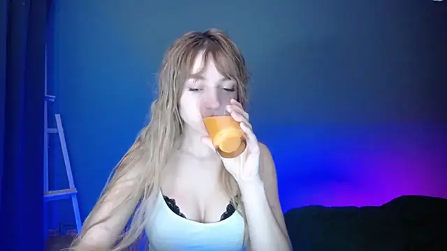 Snapshot of LuciaYoung chatting on 12, 2, 2025 LuciaYoung online show from 12, 2, 2025