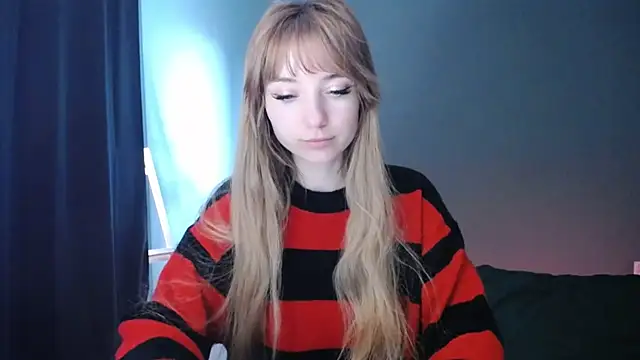 Snapshot of LuciaYoung chatting on 22, 2, 2025 LuciaYoung online show from 22, 2, 2025