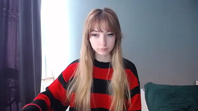 Snapshot of LuciaYoung chatting on 22, 2, 2025 LuciaYoung online show from 22, 2, 2025