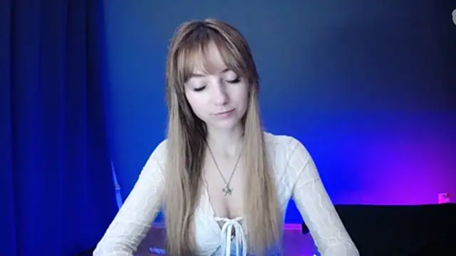 Snapshot of LuciaYoung chatting on 28, 2, 2025 LuciaYoung online show from 28, 2, 2025