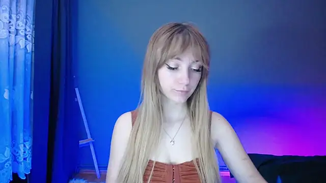 Snapshot of LuciaYoung chatting on 5, 3, 2025 LuciaYoung online show from 5, 3, 2025