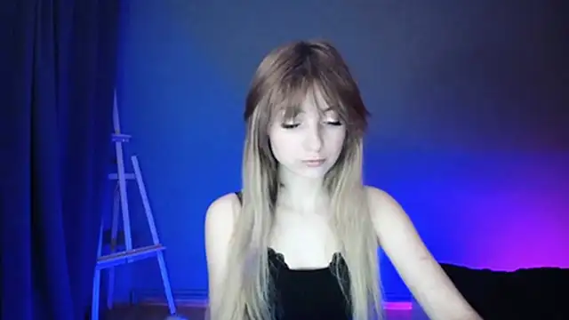 Snapshot of LuciaYoung chatting on 6, 3, 2025 LuciaYoung online show from 6, 3, 2025