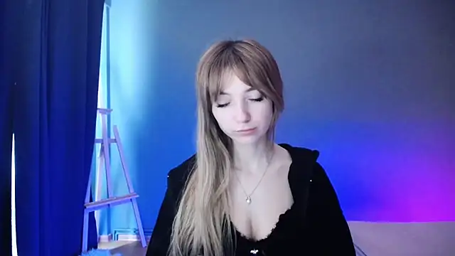 Snapshot of LuciaYoung chatting on 8, 3, 2025 LuciaYoung online show from 8, 3, 2025