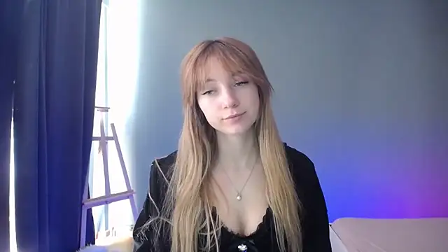 Snapshot of LuciaYoung chatting on 8, 3, 2025 LuciaYoung online show from 8, 3, 2025