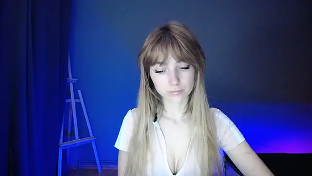 Snapshot of LuciaYoung chatting on 9, 3, 2025 LuciaYoung online show from 9, 3, 2025