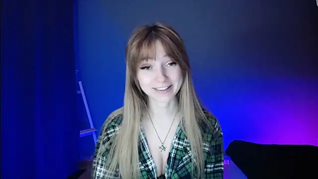 Snapshot of LuciaYoung chatting on 10, 3, 2025 LuciaYoung online show from 10, 3, 2025