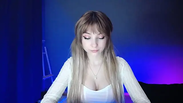 Snapshot of LuciaYoung chatting on 11, 3, 2025 LuciaYoung online show from 11, 3, 2025