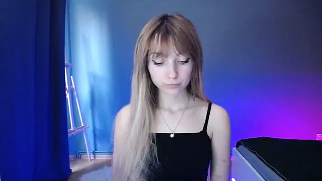 Snapshot of LuciaYoung chatting on 18, 3, 2025 LuciaYoung online show from 18, 3, 2025