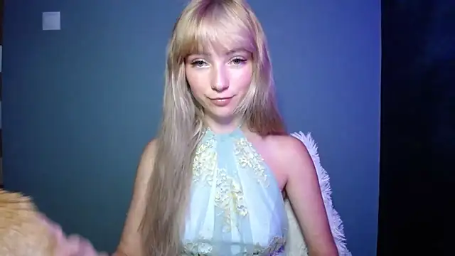 Snapshot of LuciaYoung chatting on 9, 9, 2025 LuciaYoung online show from 9, 9, 2025