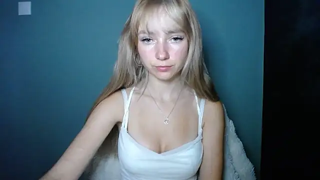 Snapshot of LuciaYoung chatting on 13, 9, 2025 LuciaYoung online show from 13, 9, 2025