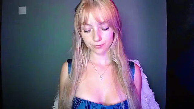 Snapshot of LuciaYoung chatting on 17, 9, 2025 LuciaYoung online show from 17, 9, 2025