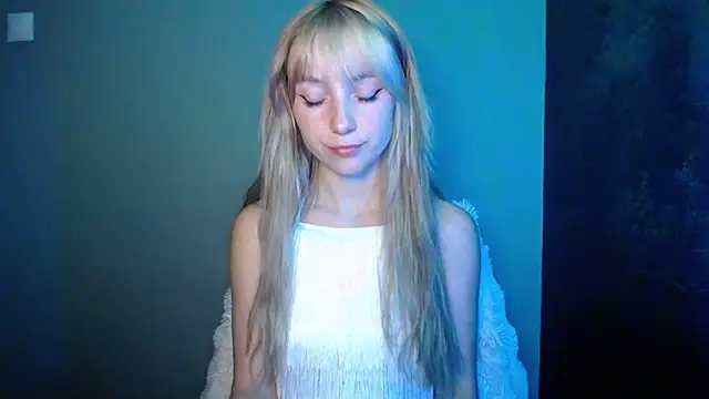 Snapshot of LuciaYoung chatting on 21, 9, 2025 LuciaYoung online show from 21, 9, 2025