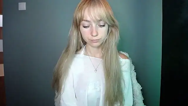 Snapshot of LuciaYoung chatting on 23, 9, 2025 LuciaYoung online show from 23, 9, 2025