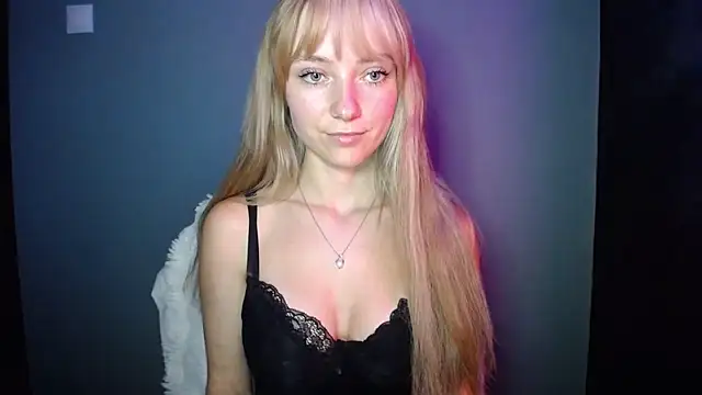 Snapshot of LuciaYoung chatting on 25, 9, 2025 LuciaYoung online show from 25, 9, 2025