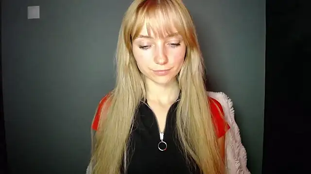 Snapshot of LuciaYoung chatting on 27, 9, 2025 LuciaYoung online show from 27, 9, 2025