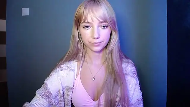 Snapshot of LuciaYoung chatting on 30, 9, 2025 LuciaYoung online show from 30, 9, 2025