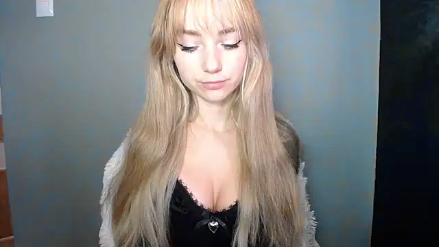 Snapshot of LuciaYoung chatting on 2, 10, 2025 LuciaYoung online show from 2, 10, 2025