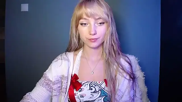 Snapshot of LuciaYoung chatting on 4, 10, 2025 LuciaYoung online show from 4, 10, 2025