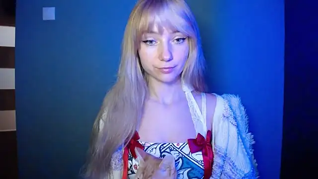 Snapshot of LuciaYoung chatting on 5, 10, 2025 LuciaYoung online show from 5, 10, 2025