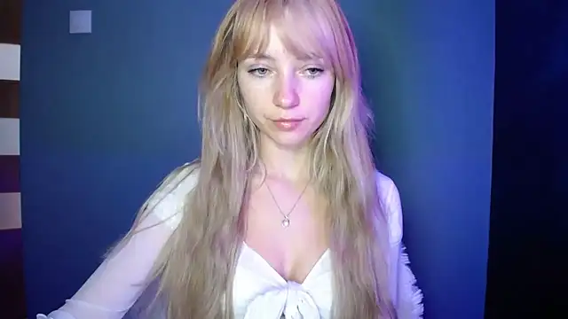 Snapshot of LuciaYoung chatting on 9, 10, 2025 LuciaYoung online show from 9, 10, 2025