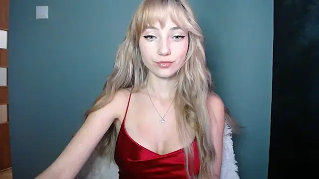 Snapshot of LuciaYoung chatting on 10, 10, 2025 LuciaYoung online show from 10, 10, 2025