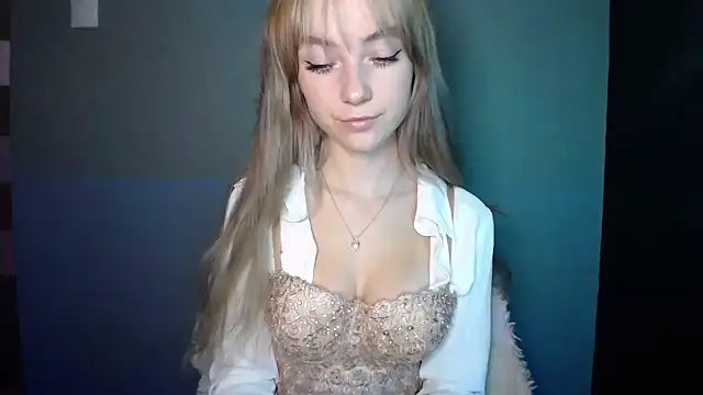 Snapshot of LuciaYoung chatting on 16, 10, 2025 LuciaYoung online show from 16, 10, 2025