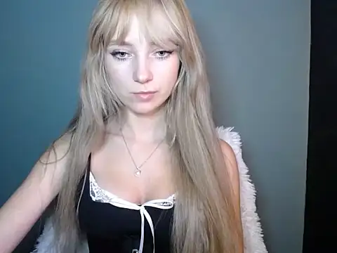 Snapshot of LuciaYoung chatting on 29, 10, 2025 LuciaYoung online show from 29, 10, 2025