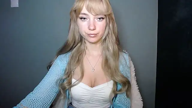 Snapshot of LuciaYoung chatting on 31, 10, 2025 LuciaYoung online show from 31, 10, 2025