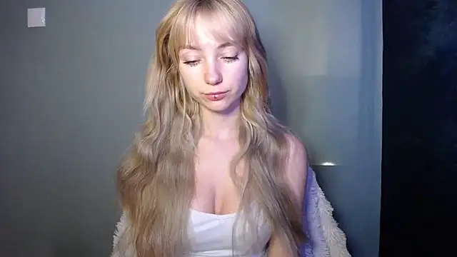 Snapshot of LuciaYoung chatting on 7, 11, 2025 LuciaYoung online show from 7, 11, 2025