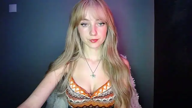 Snapshot of LuciaYoung chatting on 9, 11, 2025 LuciaYoung online show from 9, 11, 2025