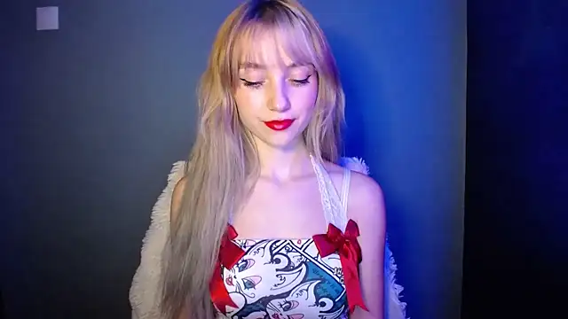 Snapshot of LuciaYoung chatting on 13, 11, 2025 LuciaYoung online show from 13, 11, 2025