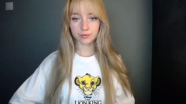 Snapshot of LuciaYoung chatting on 14, 11, 2025 LuciaYoung online show from 14, 11, 2025