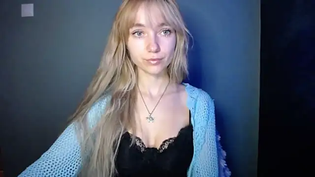 Snapshot of LuciaYoung chatting on 15, 11, 2025 LuciaYoung online show from 15, 11, 2025