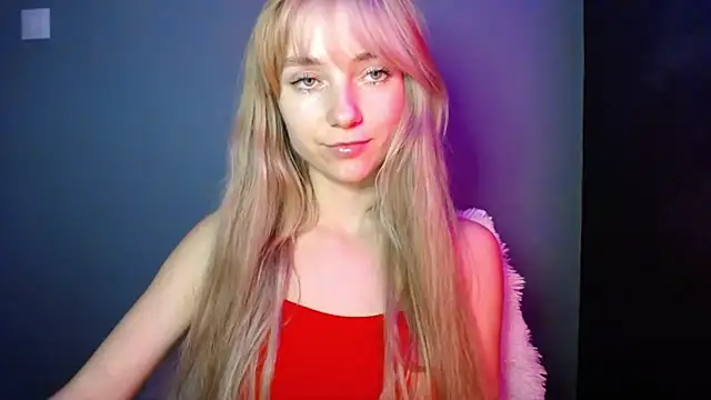 Snapshot of LuciaYoung chatting on 15, 11, 2025 LuciaYoung online show from 15, 11, 2025