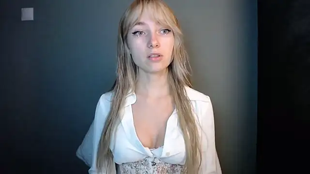 Snapshot of LuciaYoung chatting on 17, 11, 2025 LuciaYoung online show from 17, 11, 2025