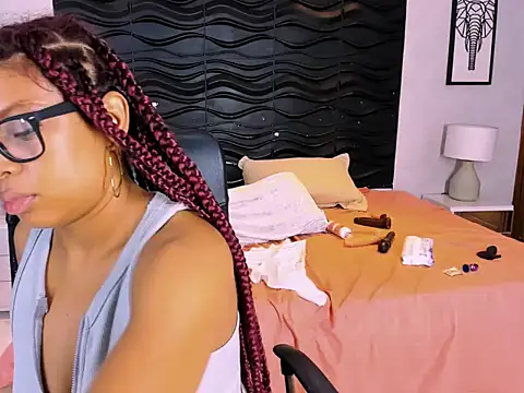 Naomi Tylers online show from 26, 10, 2025